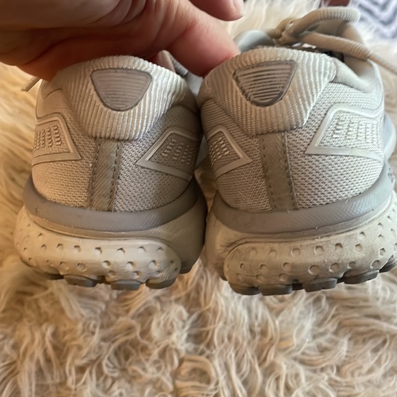 Brooks light gray Ghost 12 women’s running shoes - Picture 4 of 12